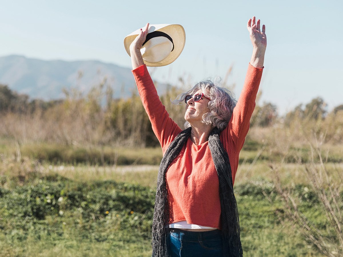 medium-shot-woman-with-sunglasses-hat-expand-1200x900 medium-shot-woman-with-sunglasses-hat-expand-1200x900